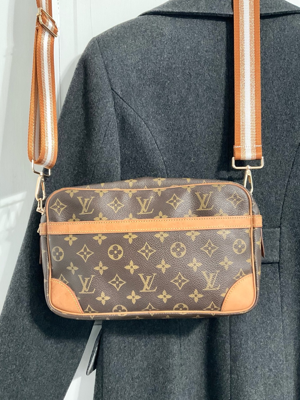 ✅LV AUTHENTIC 852 CLUTCH BAG 2 ways 
LOUIS VUITTON